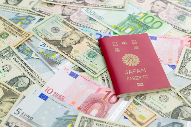 日本のパスポートと外国のお金
