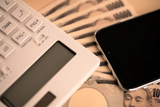 電卓とお金とスマートフォン